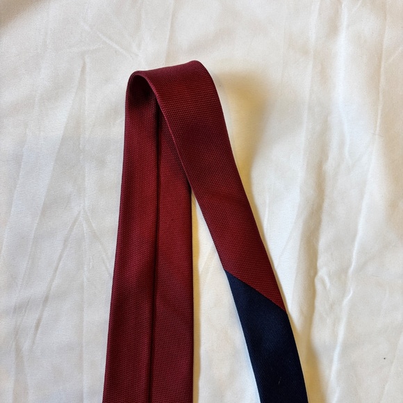 Tommy Hilfiger Burgundy Red Textured Tie – NWT – $65 Retail - Picture 6 of 7